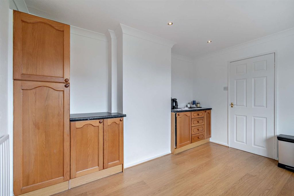 Property photo 3 of 14 8660796-Interior04-800.Jpg