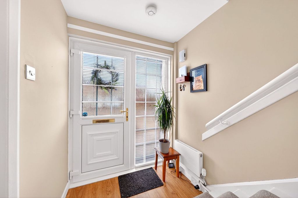 Property photo 2 of 33 Entrance Hall