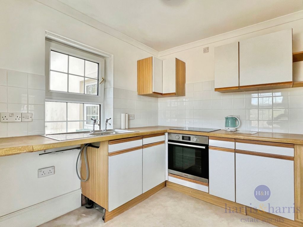 Property photo 3 of 10 Kitchen