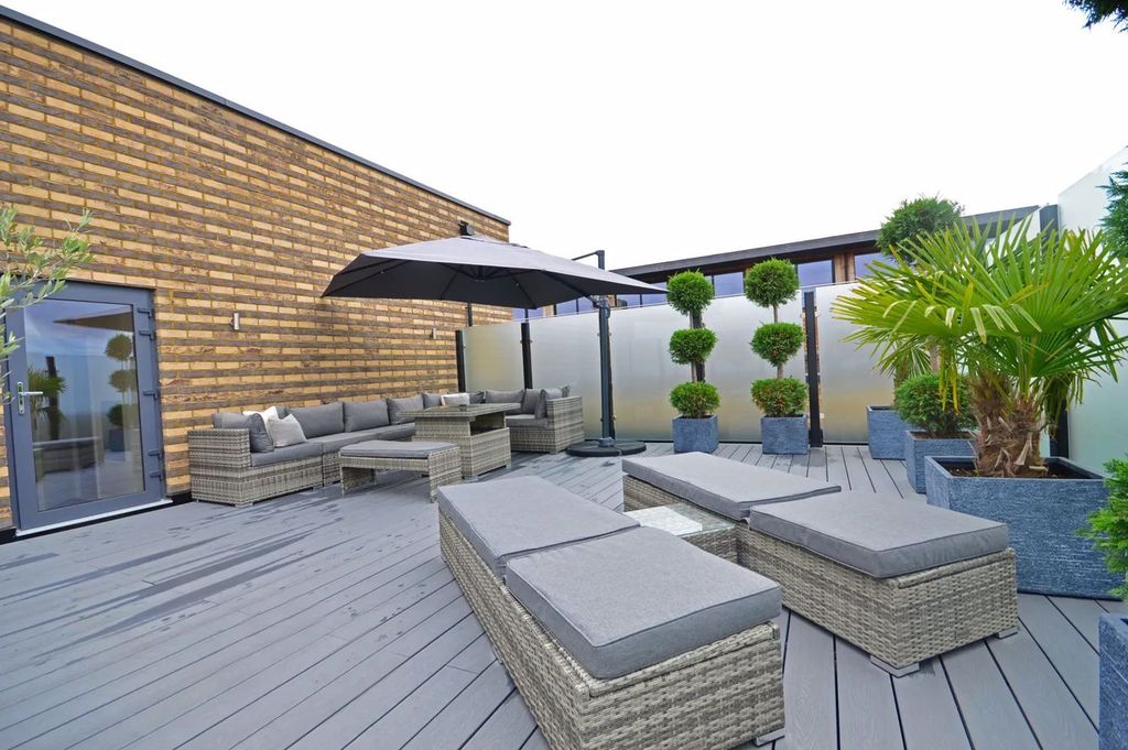 Property photo 3 of 17 Roof Terrace