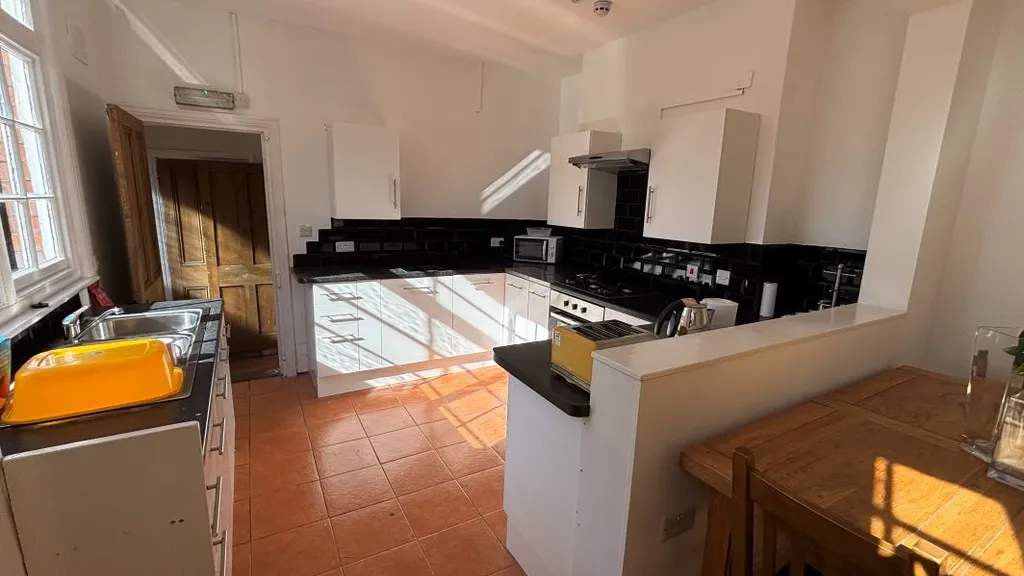 House in Hull, Avenues, Kingston upon Hull - More