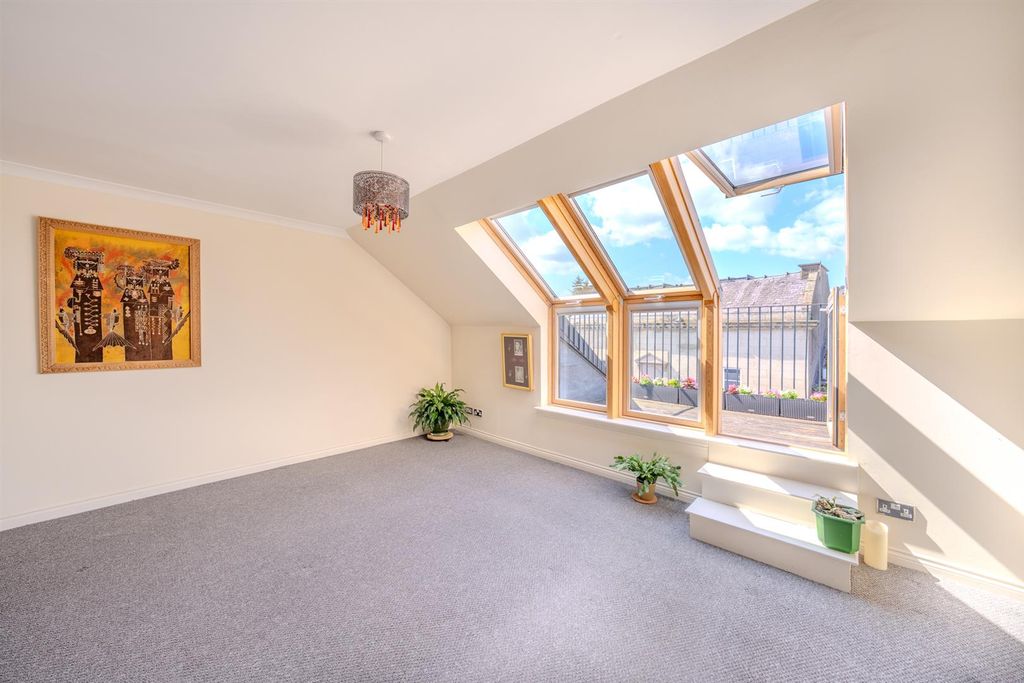 Property photo 3 of 20 Apartment 10_Tweed House_Roxburgh Street_Kelso-03.