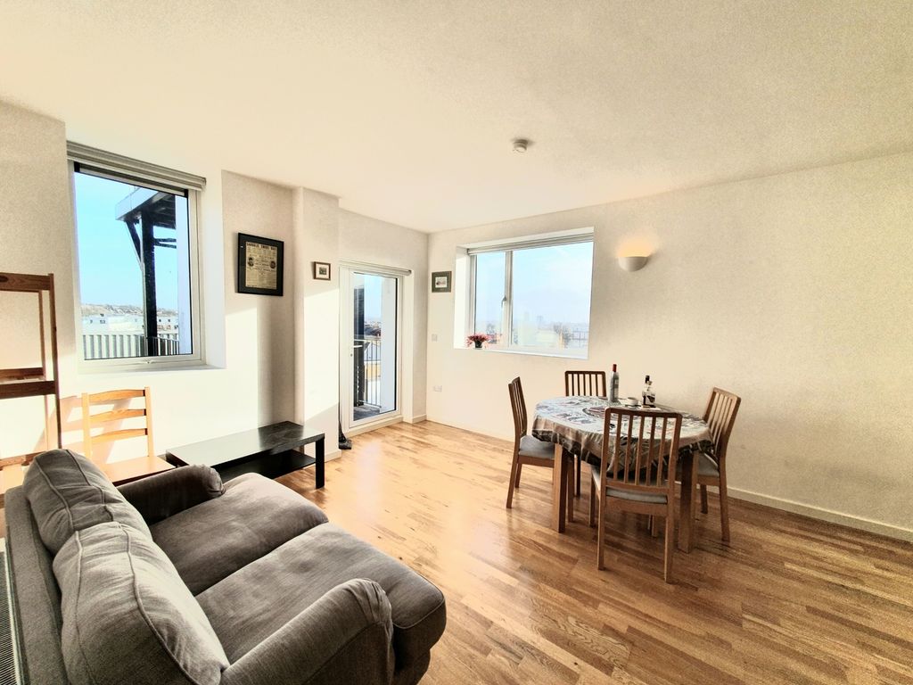 Property photo 1 of 7 Photo 4