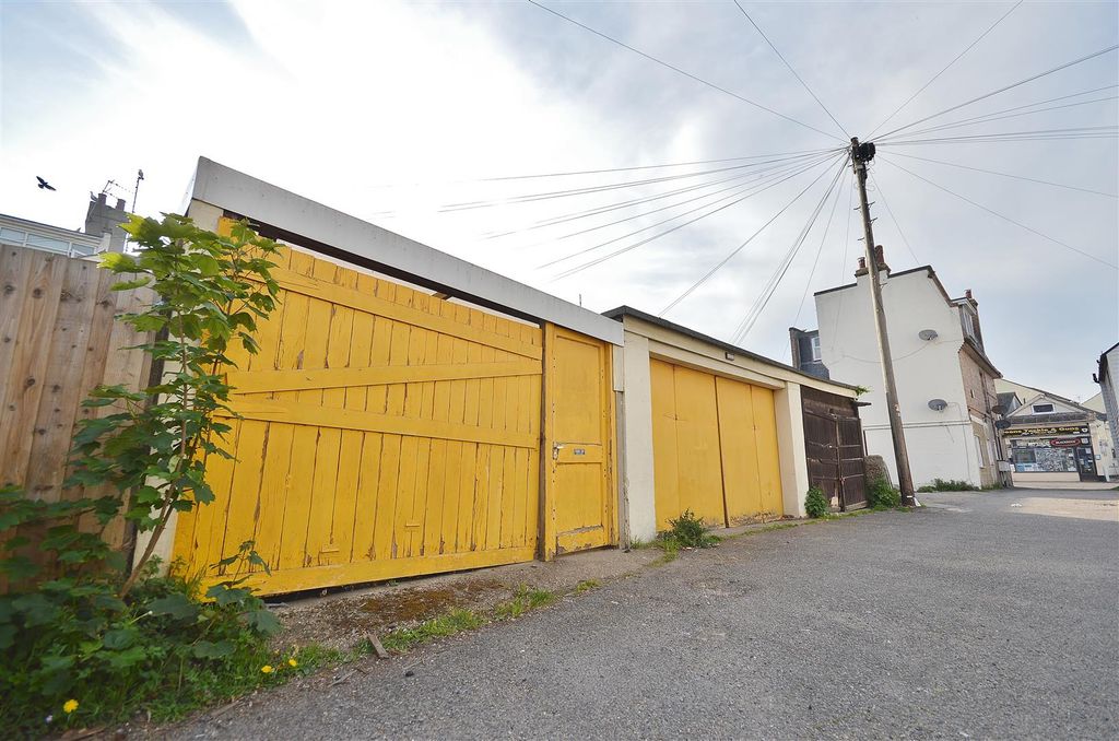Property photo 2 of 28 Garages