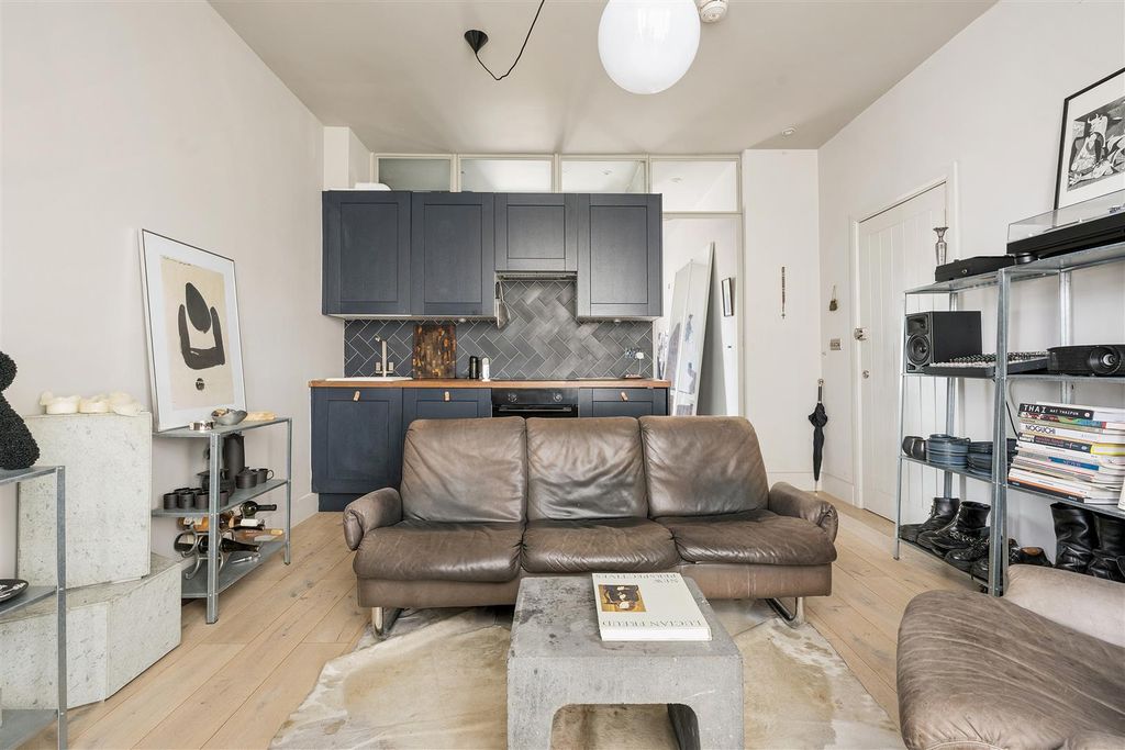 Property photo 3 of 18 Leytonstone Road, E15