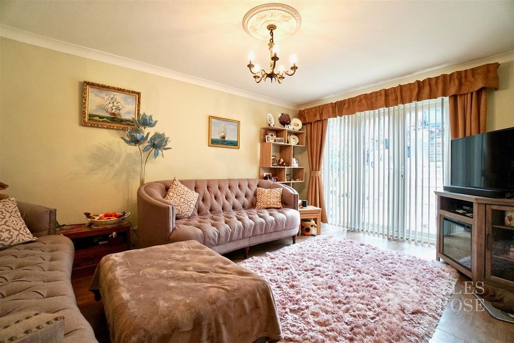 Property photo 1 of 10 Living Room