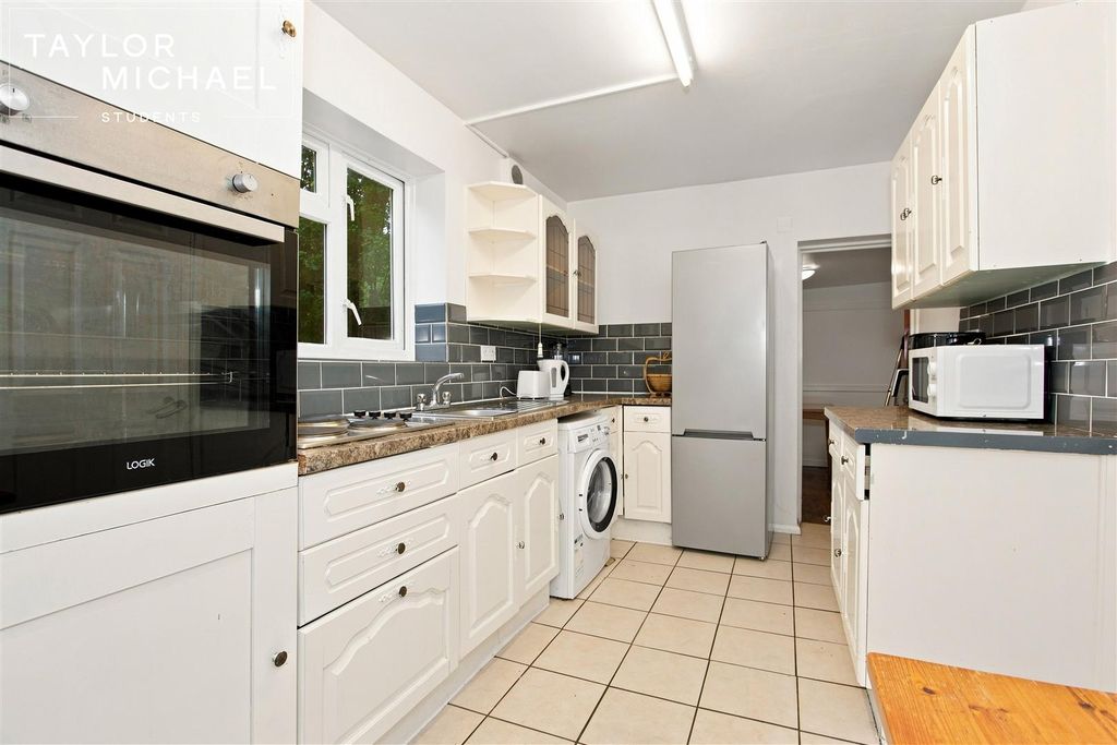 Property photo 3 of 23 Kitchen
