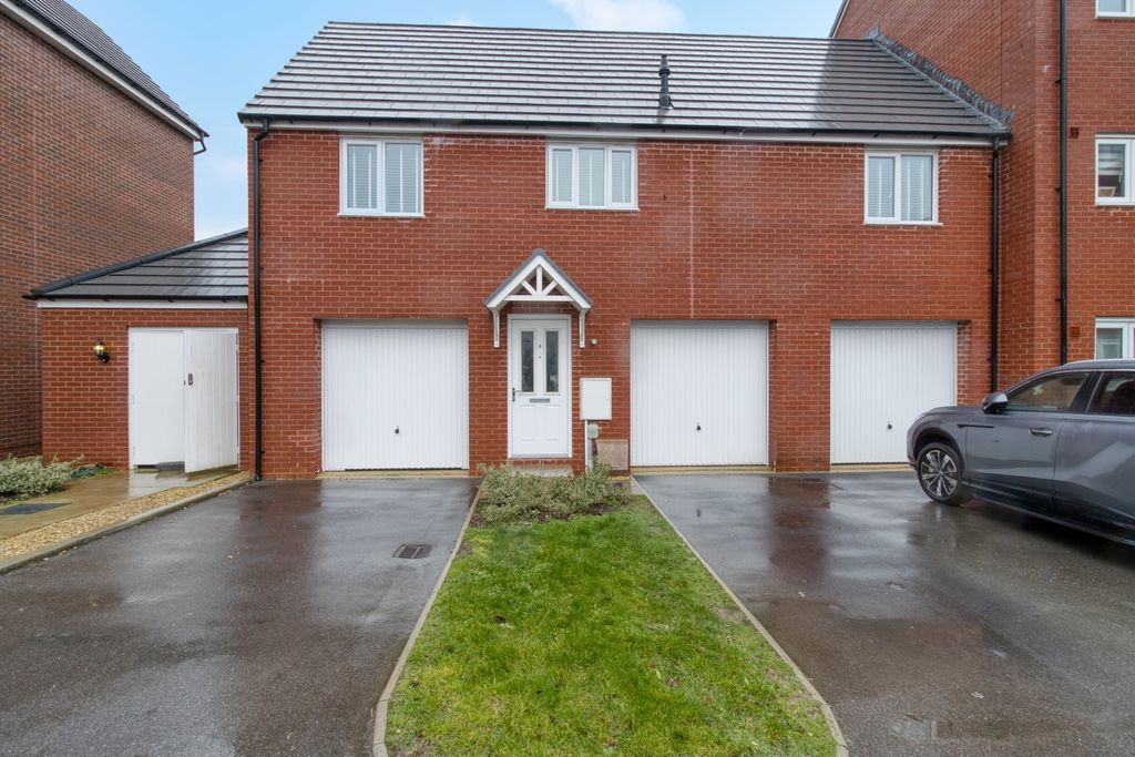 Property photo 1 of 10 Front Of Property - Ewemove Swindon South