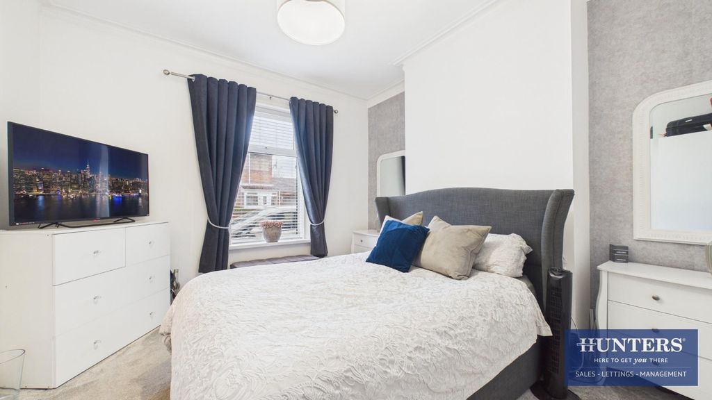 Property photo 3 of 17 Bedroom 1