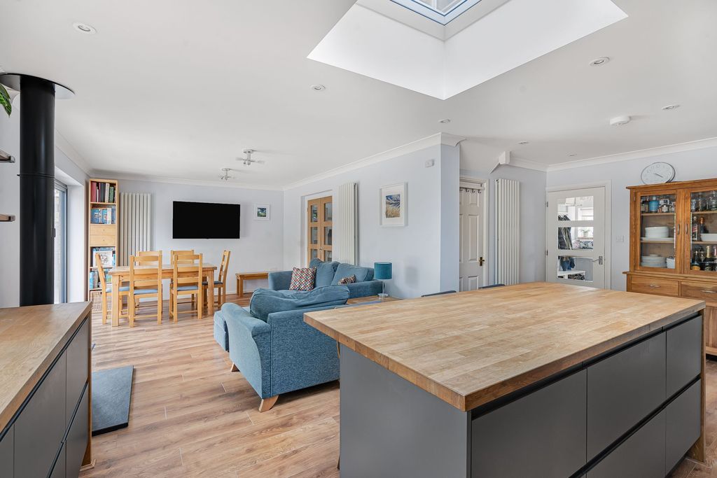 Property photo 2 of 25