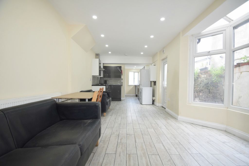 Property photo 2 of 10 Photo 4