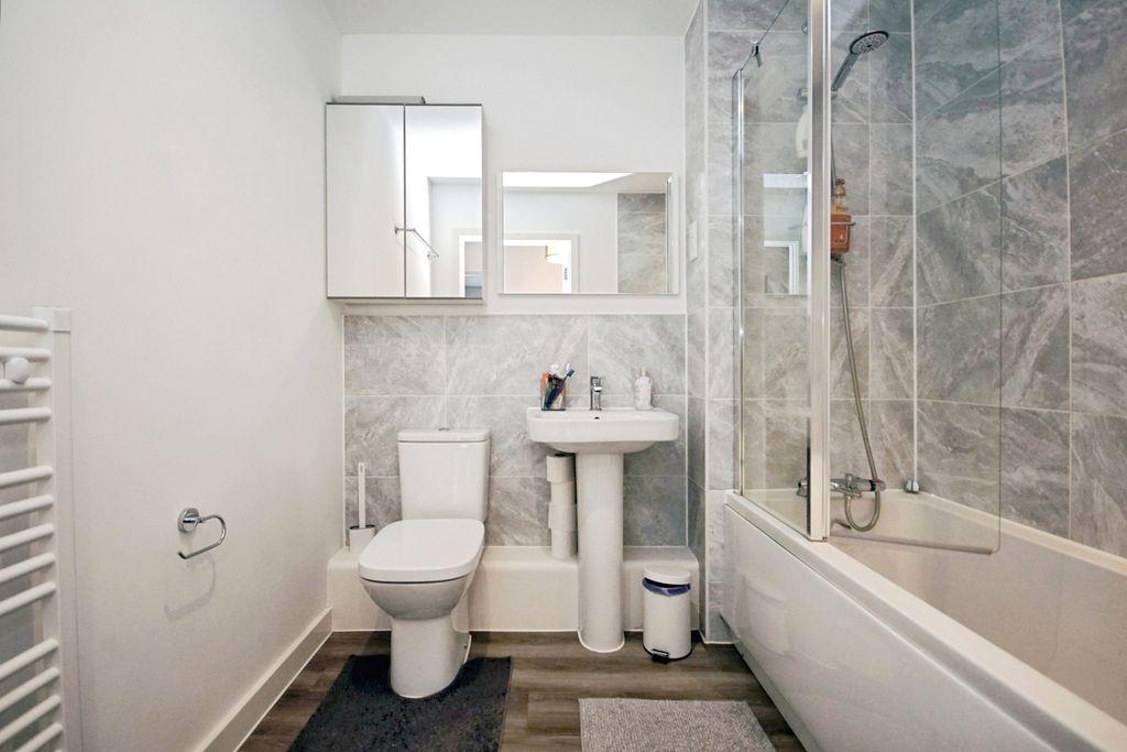Property photo 3 of 17 Bathroom