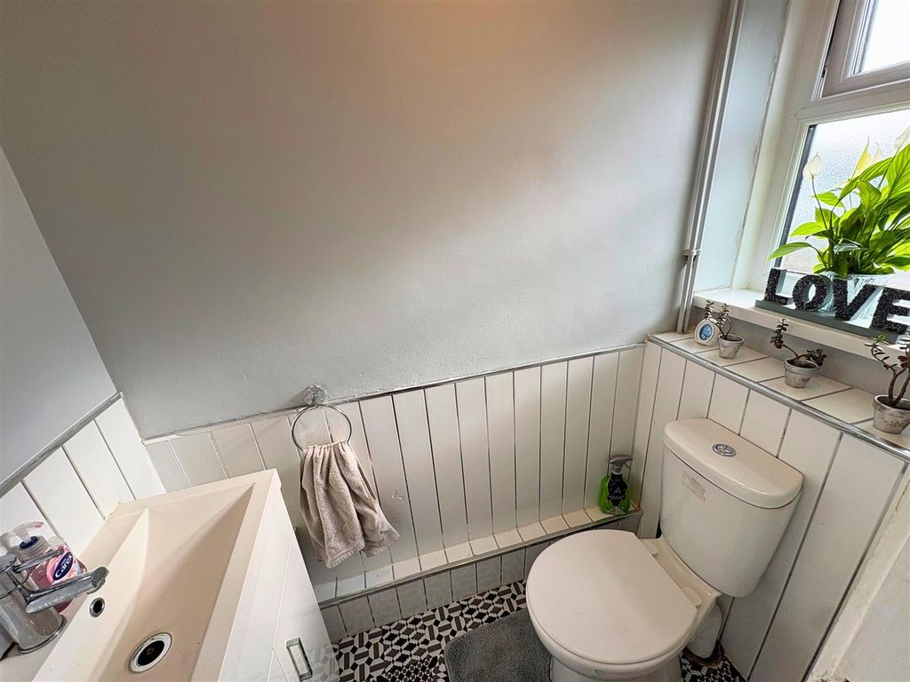 Property photo 3 of 28 Cloakroom