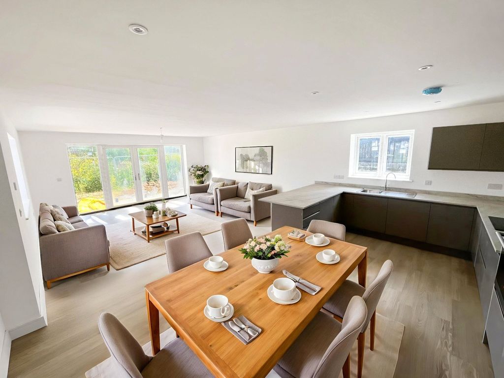 Property photo 2 of 12 Virtually Dressed