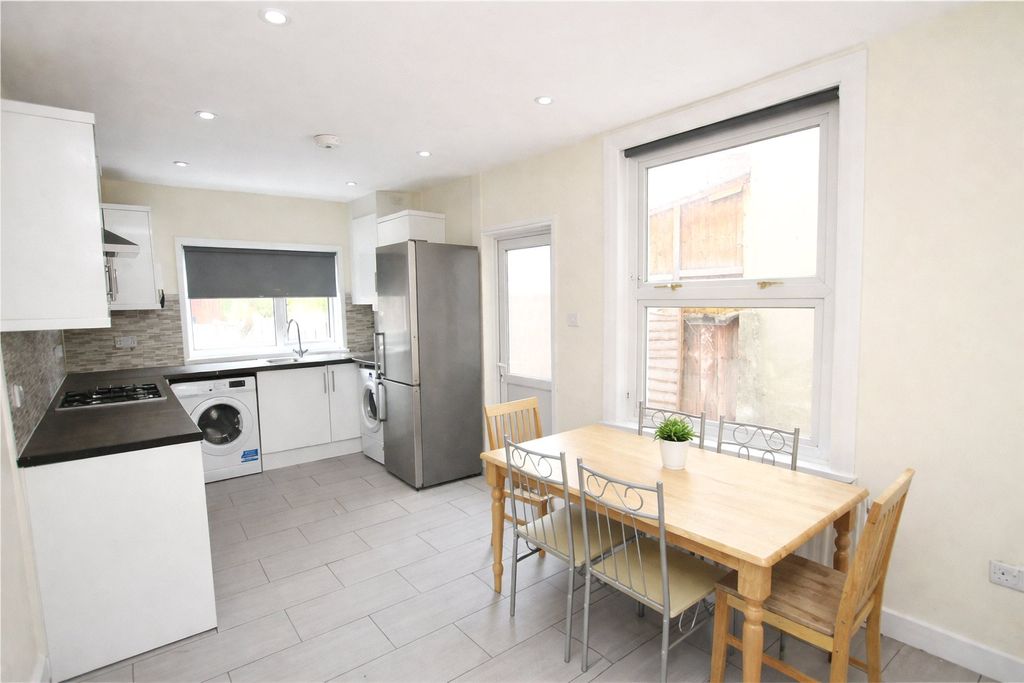 Property photo 3 of 11 Kitchen