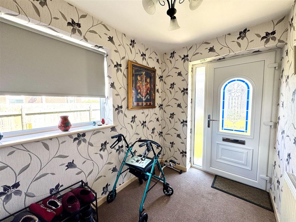 Property photo 2 of 18 Entrance Hall