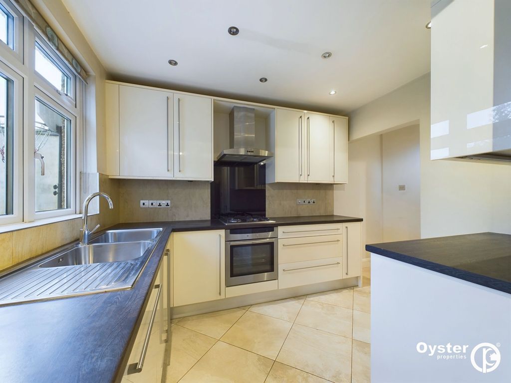 Property photo 3 of 17 Kitchen