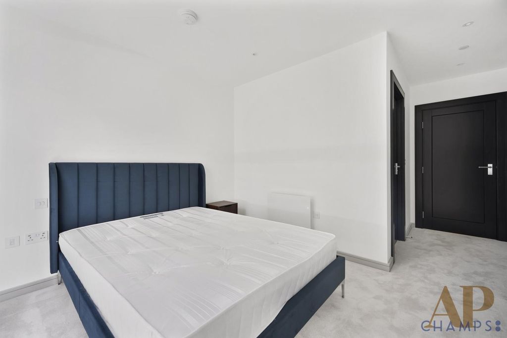 Property photo 1 of 4 2 Bed Flat To Rent Lily House, Staines-Upon-Thames Tw18