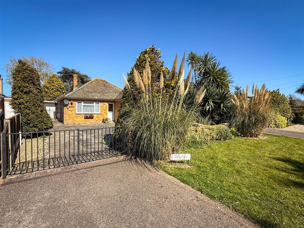 Property photo 1 of 22 Outside - Front