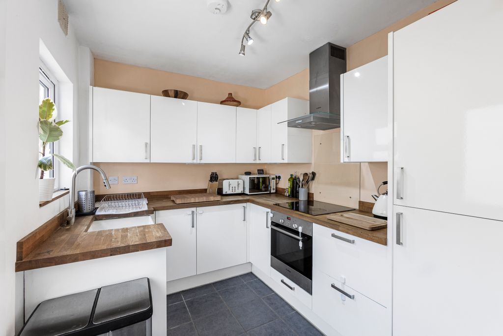 Property photo 3 of 11 Kitchen