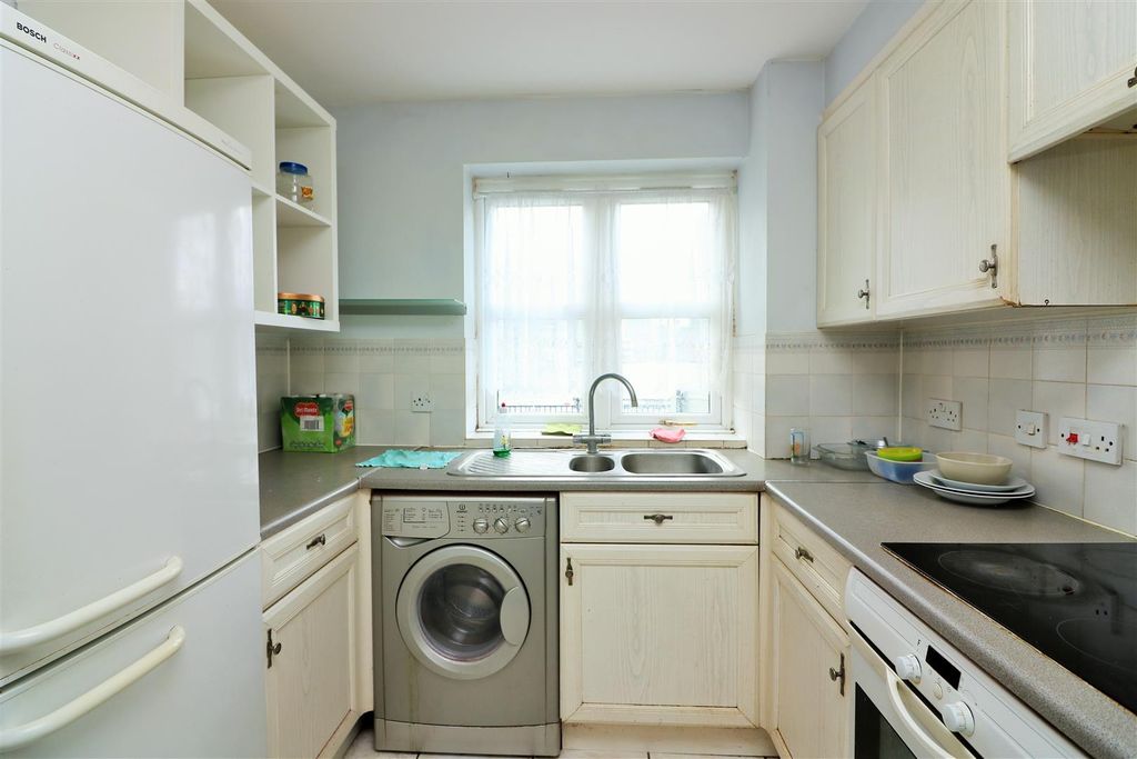 Property photo 3 of 7 Wheat Sheaf Close.Jpg