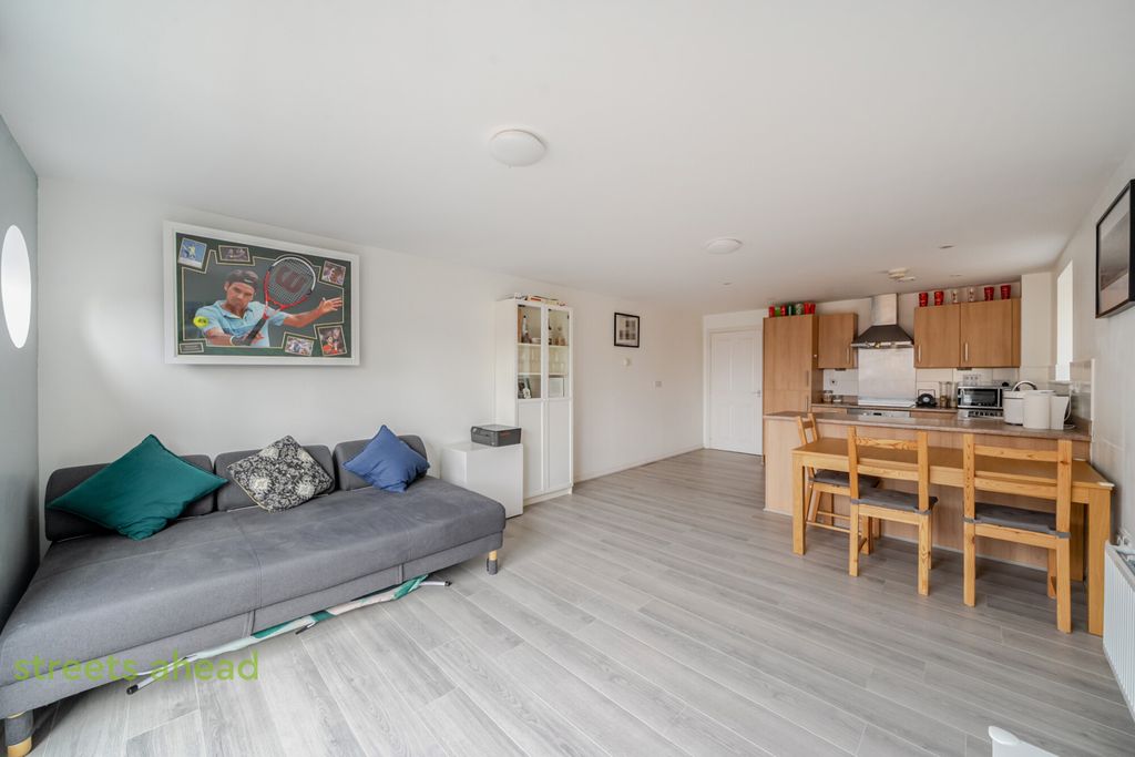 Property photo 2 of 19 d3Bc8Bfb-95Df-4Ab...