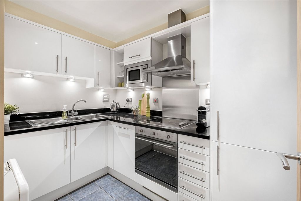 Property photo 2 of 9 Kitchen