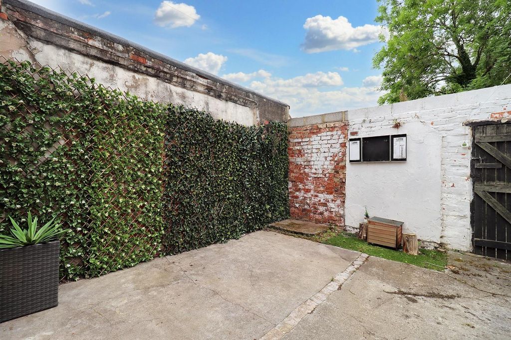 Property photo 2 of 21
