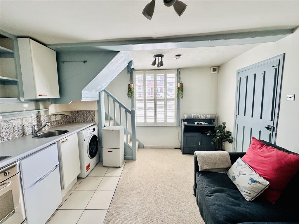 Property photo 3 of 8 Living Room/Kitchen