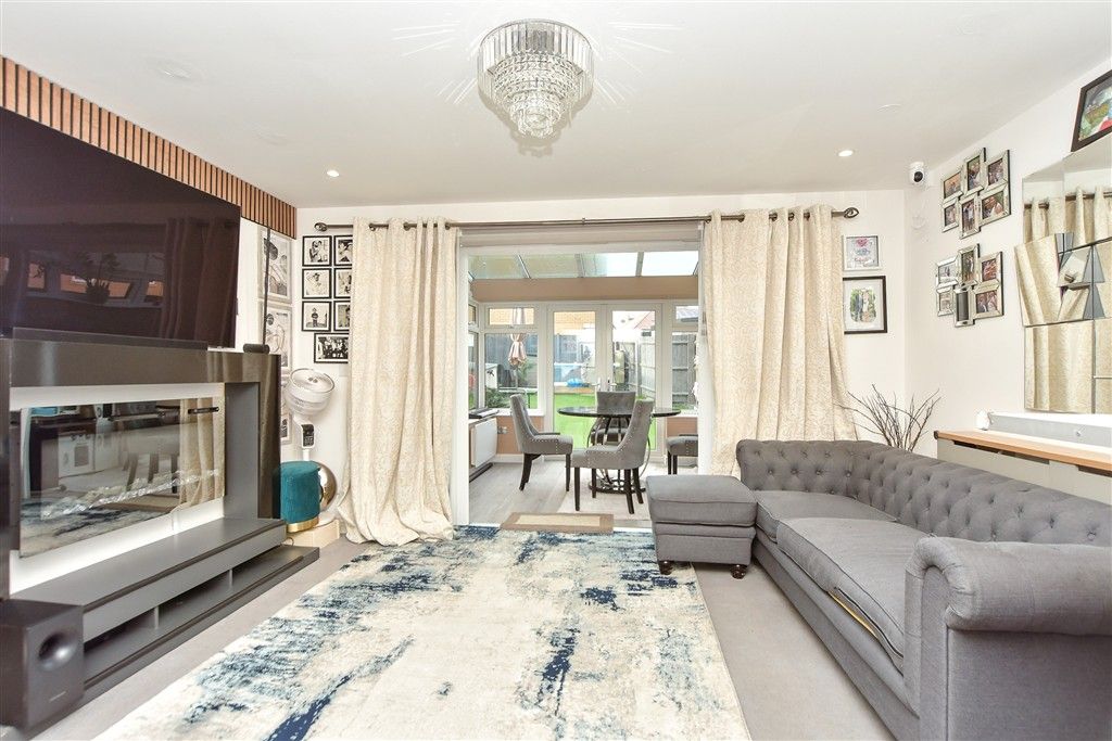 Property photo 1 of 11 Lounge