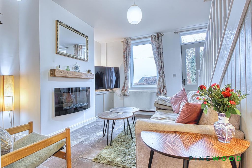 Property photo 3 of 30 Lounge