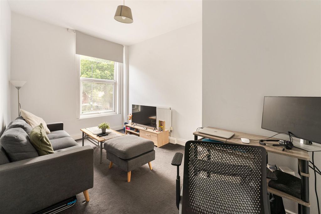Property photo 1 of 13 Lower Clapton Road, E5