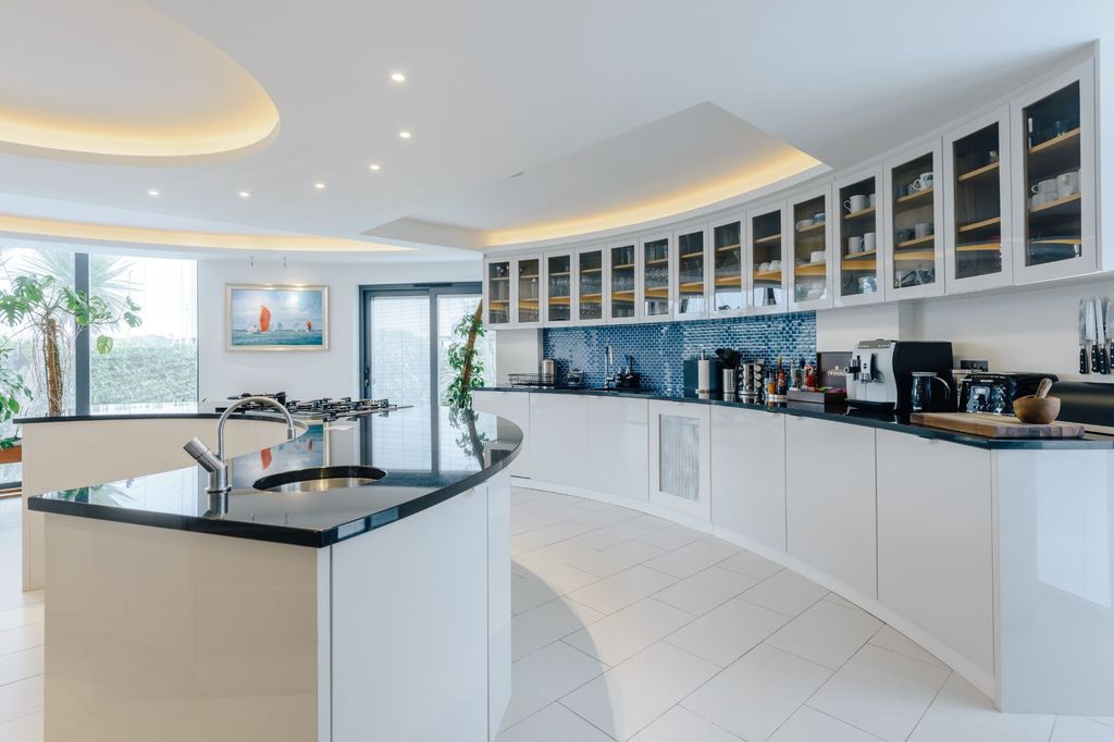 Property photo 2 of 40 27 Crowsport, Hamble, Hampshire, So31 4Hg