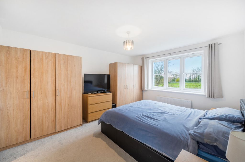 Property photo 3 of 17 1380153-10-692852...