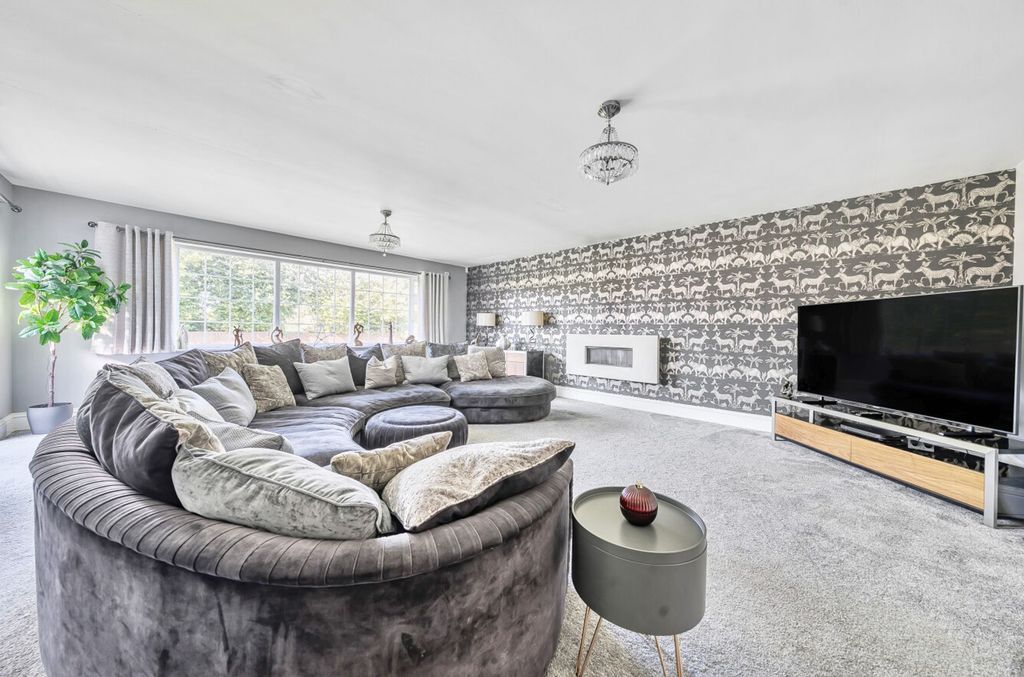 Property photo 2 of 26