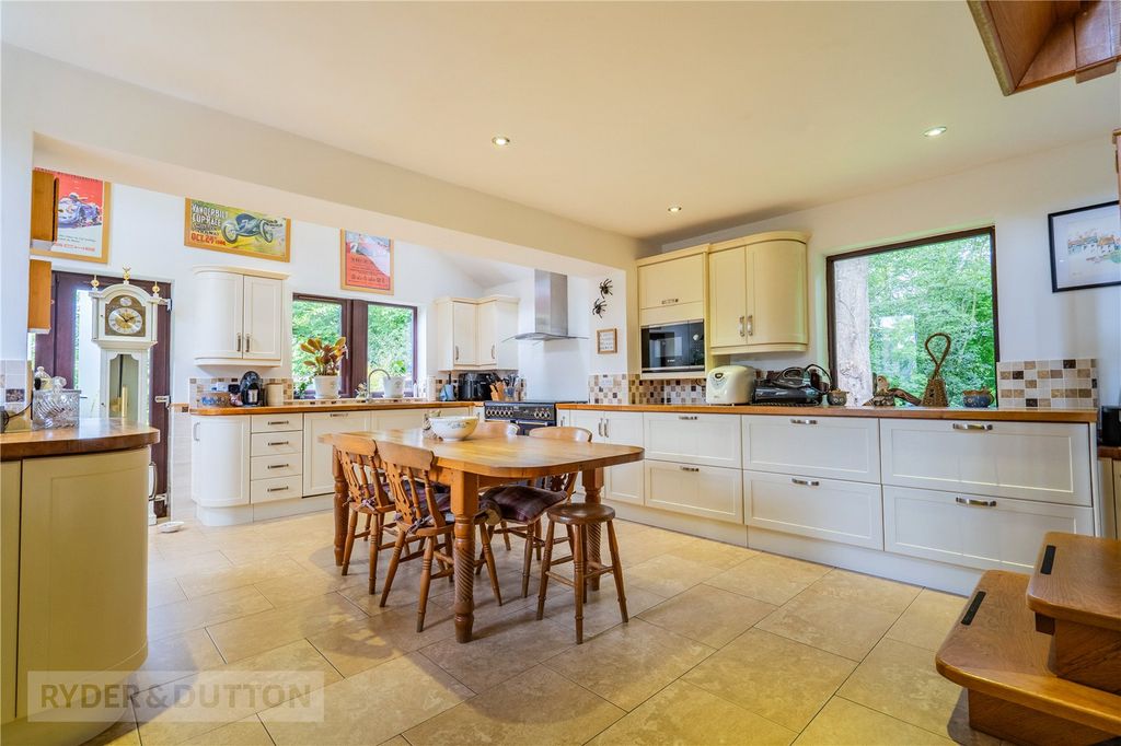 Property photo 2 of 22 Dining Kitchen