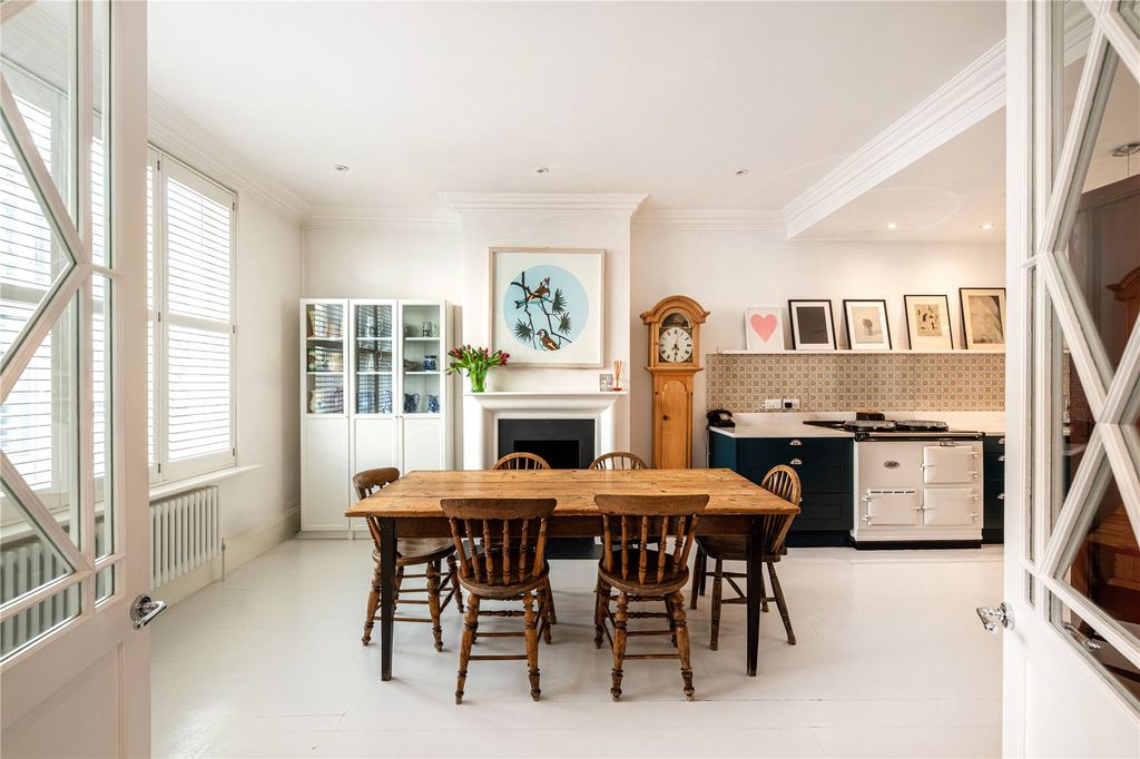 Property photo 3 of 17 Kitchen/Dining Area