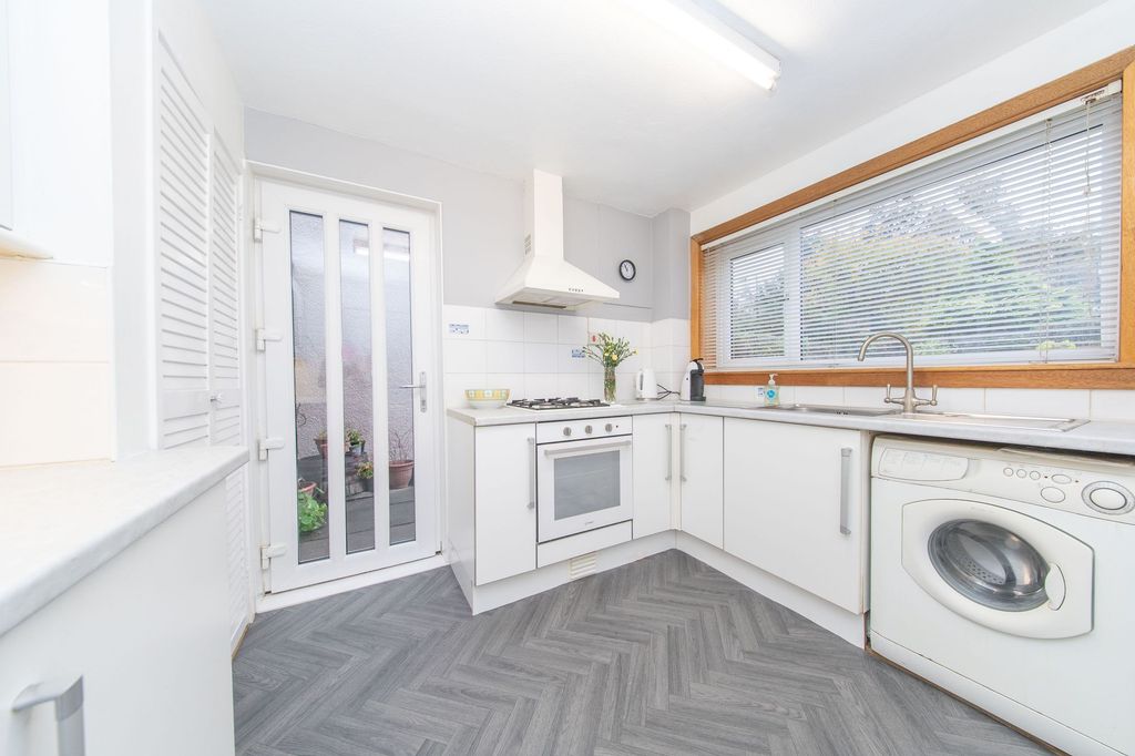 Property photo 3 of 33 Kitchen