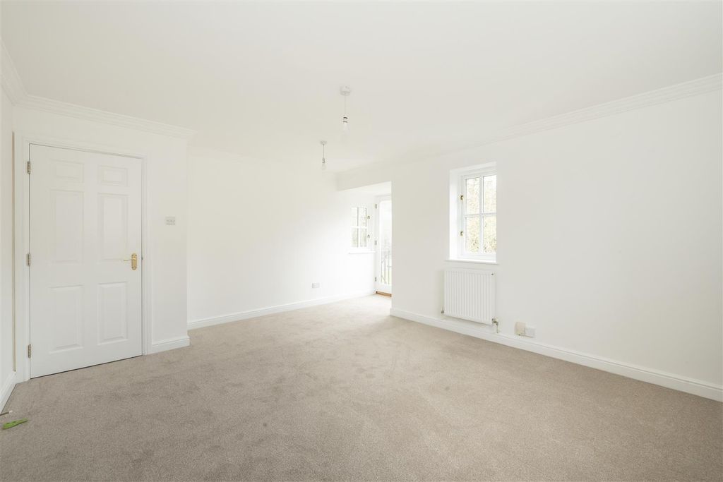 Property photo 3 of 12 2-Minister-Court-02.Jpg