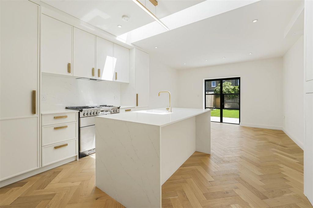 Property photo 1 of 12 Aston Road