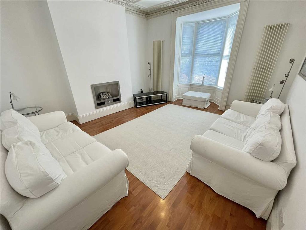 Property photo 3 of 22 Lounge (Front)