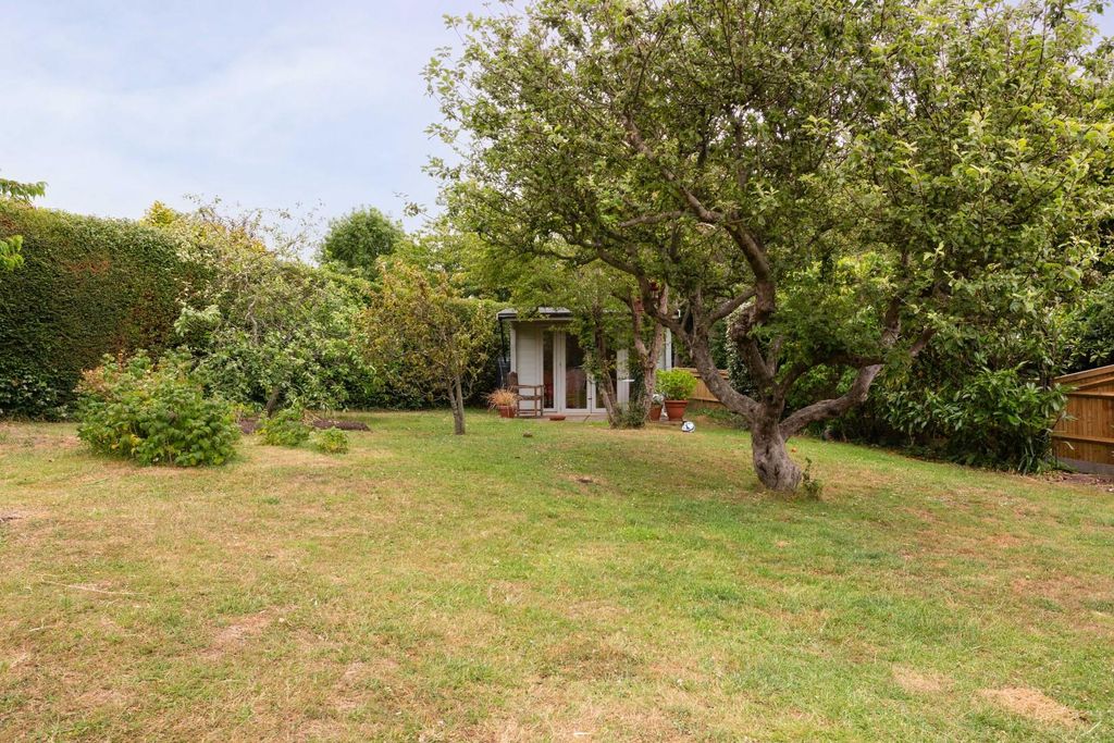 Property photo 2 of 24 Greenways Crescent-2.Jpg