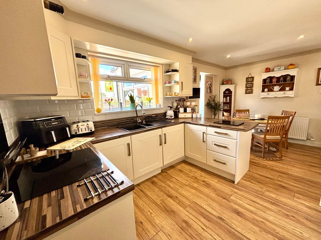 Property photo 3 of 16 Dining Kitchen