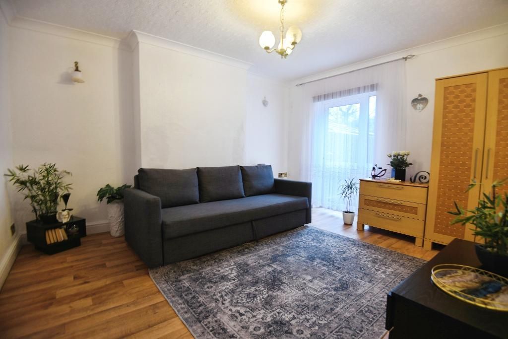 Property photo 2 of 20 Apartment Lounge/Bedroom