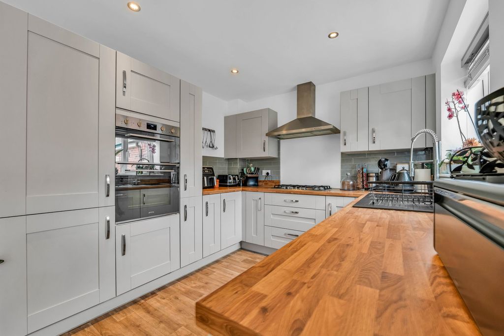 Property photo 2 of 34