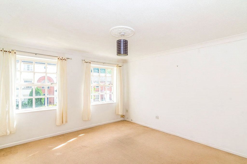 Property photo 3 of 8 Lounge