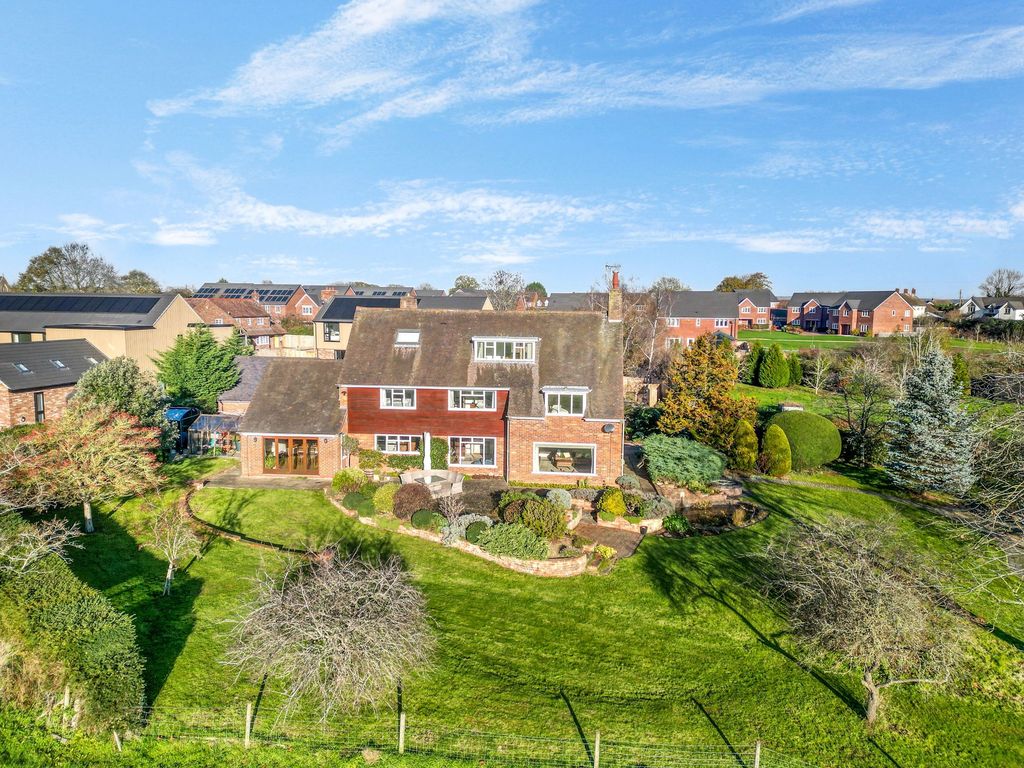 Property photo 2 of 34 Chevington Mead