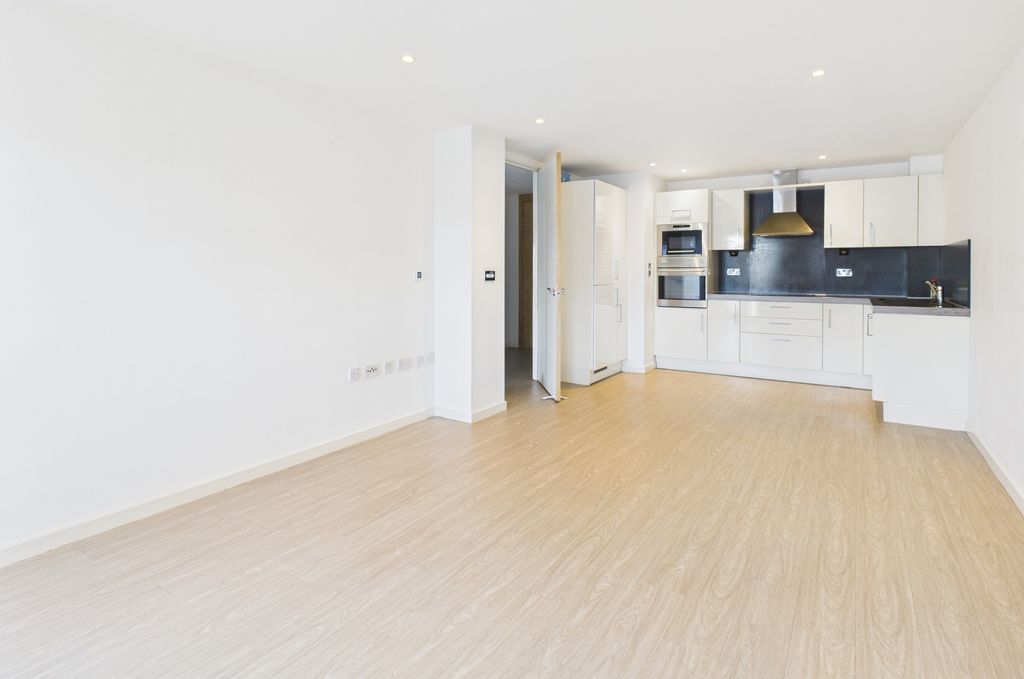 Property photo 3 of 18 Cam02545G0-Pr0525-Still019