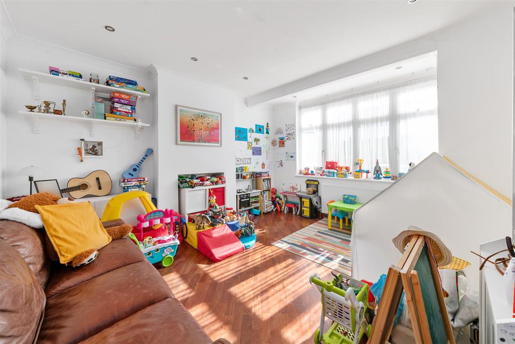 Property photo 2 of 12 Links Avenue