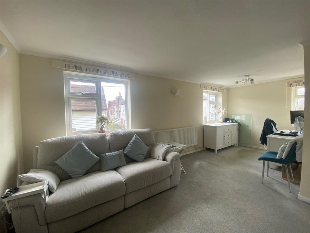 Property photo 3 of 11 10 Lewins Ct - Lounge2.Jpg